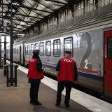 La SNCF prévoit d'alimenter directement les équipements électriques de nombreuses gares et de bâtiments industriels. EPA/YOAN VALAT